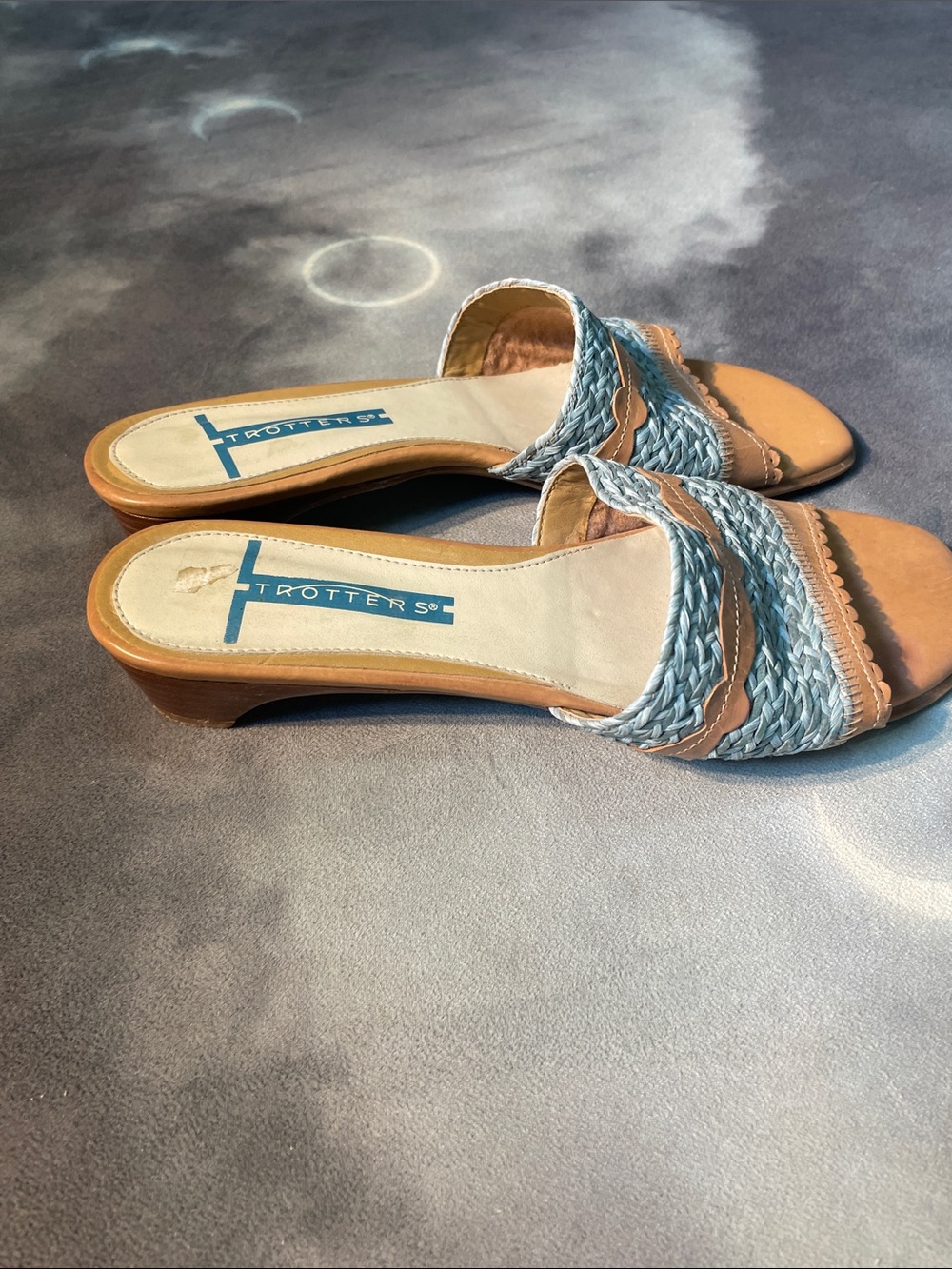 Trotters Women's Tan & Light Blue Woven Slide Mules | 7.5 - Picture 7 of 7